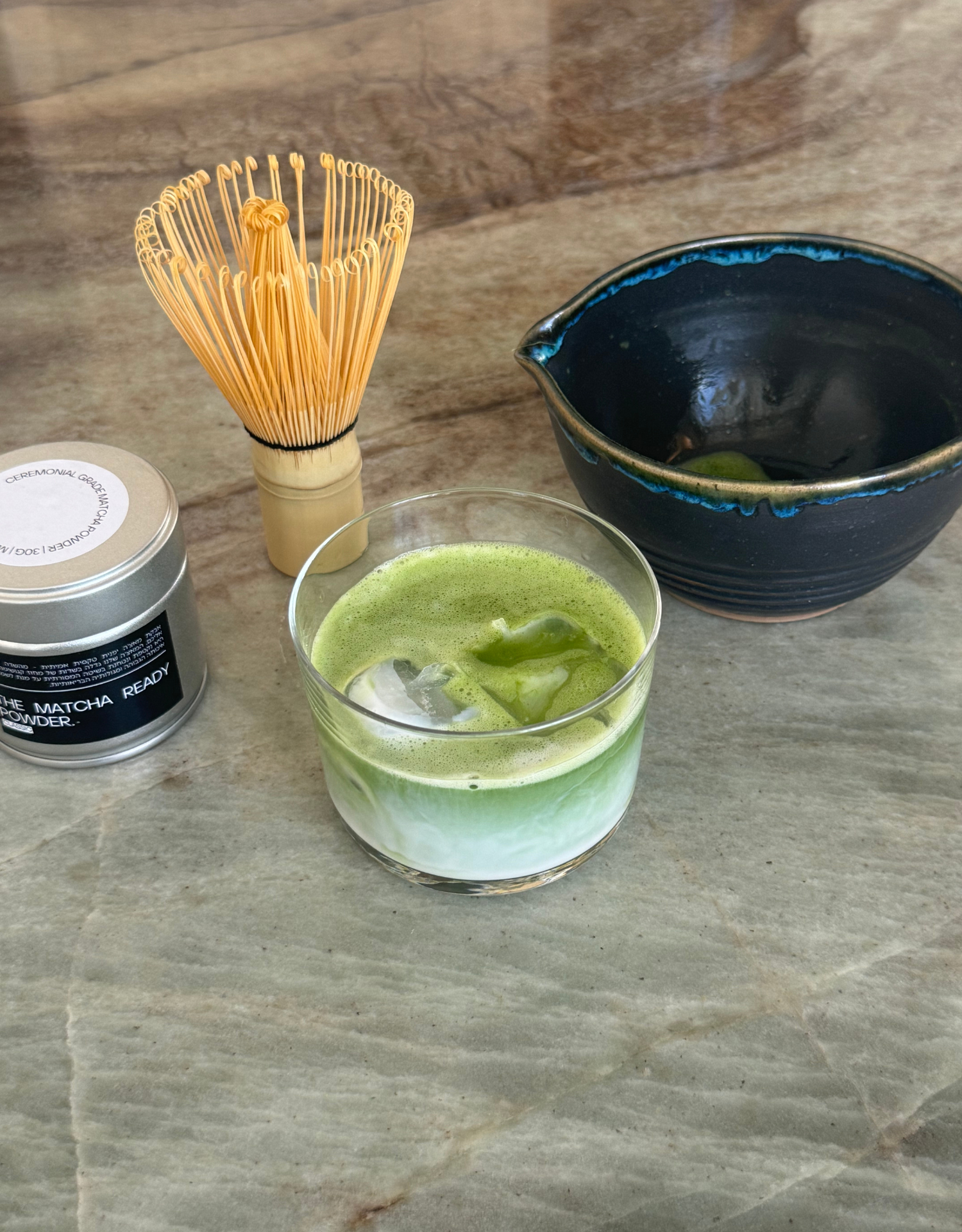 קערה לערבוב המאצ׳ה מקרמיקה בעבודת יד - שחור/כחלחל