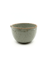 קערה קרמית בעבודת יד לערבוב מאצ'ה - גוון תכלת ייחודי מהאמנית אורנה מור