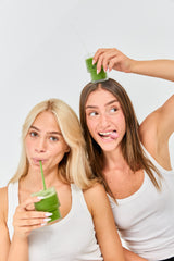אבקת מאצ'ה טקסית של matcha ready, 100 גרם, מונח על משטח עם קופסת האריזה, צבע ירוק בהיר וטקסטורה רכה