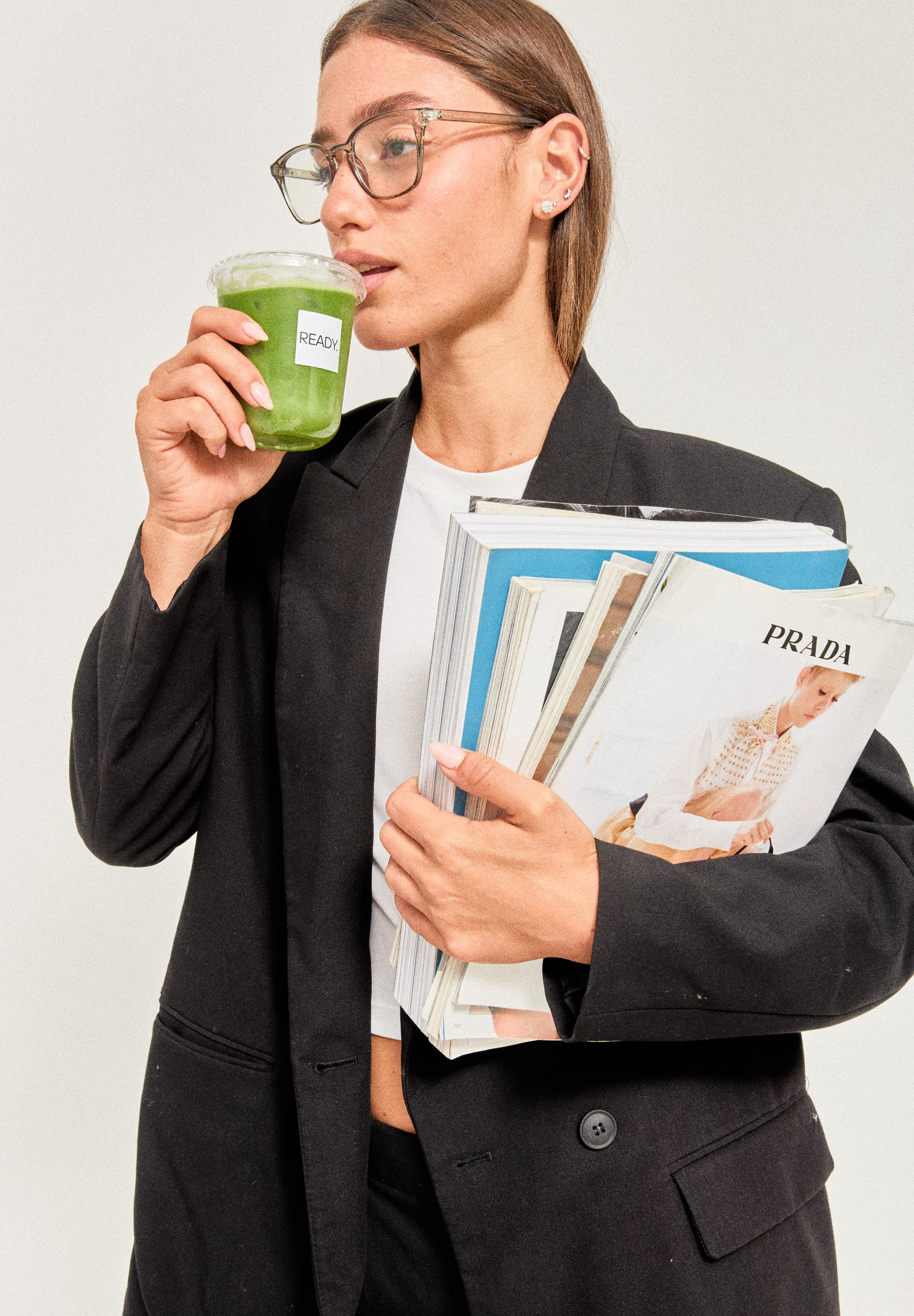 אבקת מאצה טקסית של matcha ready במארז של 30 גרם, אבקה ירוקה דקה ומסוגננת לצמחי תה.