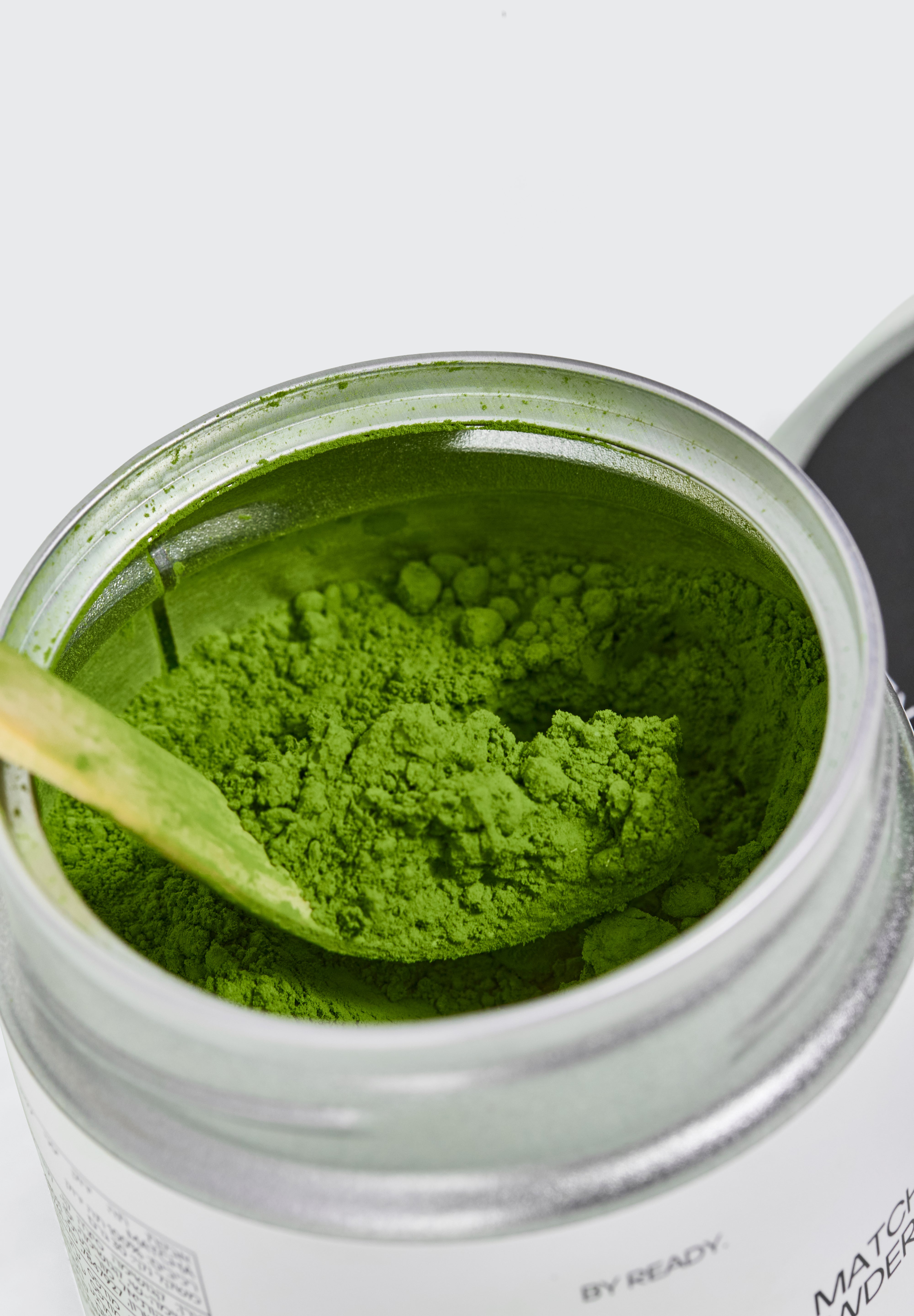 אבקת מאצה טקסית של מותג matcha ready, 30 גרם, מונחת על משטח בהיר, עם תווית ומיכל שקוף.