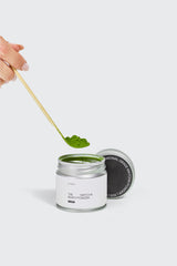 אבקת מאצה טקסית של Matcha Ready, אריזת 30 גרם, מונחת על משטח עם גב חלק.