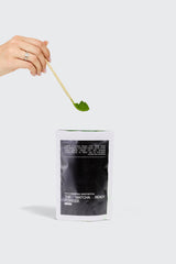 אבקת מאצ'ה טקסית של מותג Matcha Ready, חבילה של 100 גרם, מציגה אבקת מאצ'ה ירוקה באיכות גבוהה