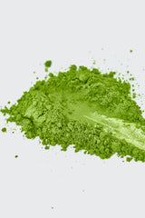 אבקת מאצ'ה טקסית של matcha ready, 30 גרם, באריזה ירוקה עם אבקה ירוקה דקיקה במגש שקוף