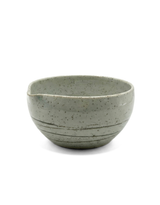 קערה לערבוב המאצ׳ה מקרמיקה בעבודת יד - תכלת-אפרפר קווים